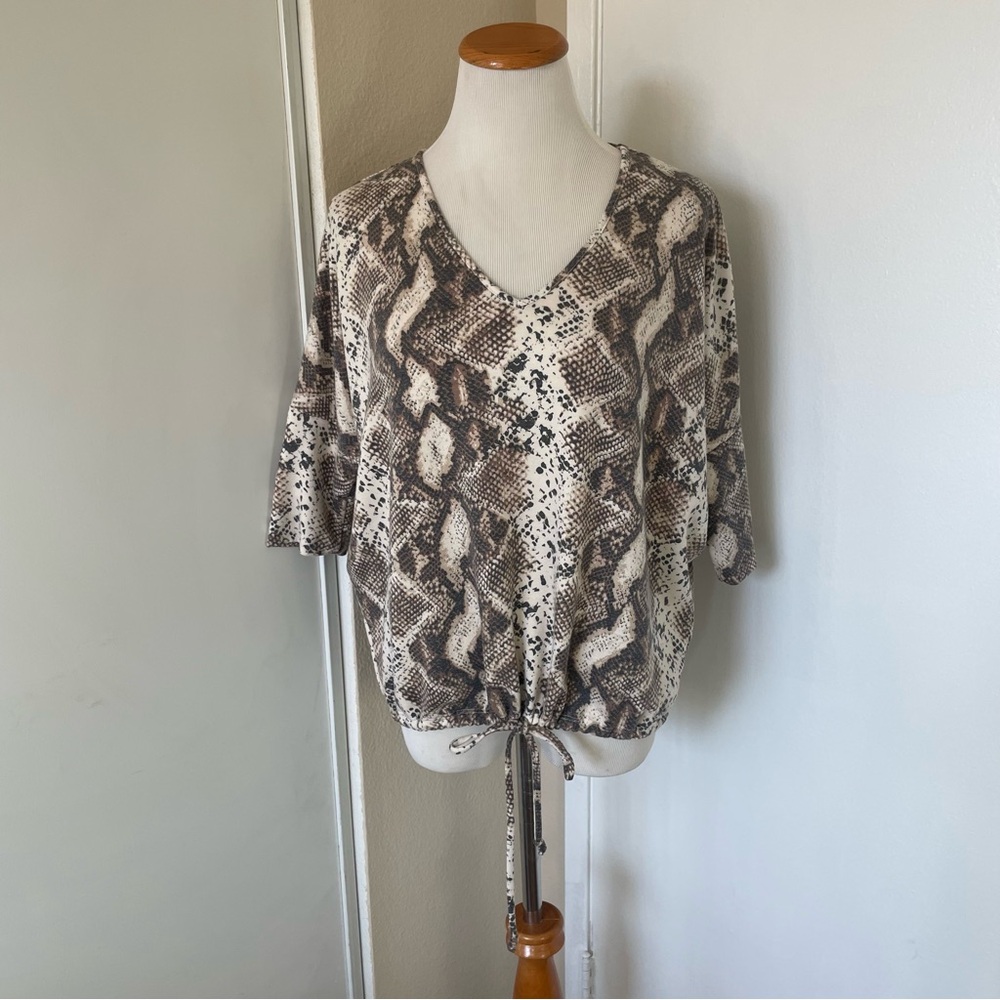 5 FOR $25 SALE 💗 Snake Print Women's Tie-front Top